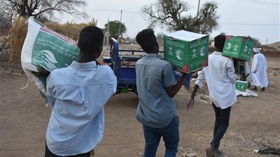 صور.. مركز الملك سلمان للإغاثة يسلم أجهزة طبية وحقائب إيوائية في السودان