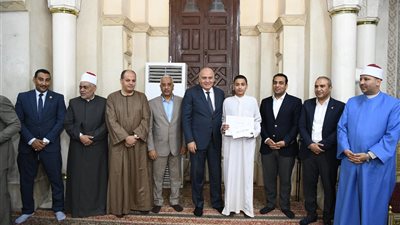 احتفالا بليلة القدر.. محافظ قنا يكرم حفظة القرآن الكريم
