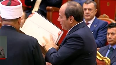 وزير الأوقاف يهدي الرئيس السيسي هدية تذكارية خلال احتفالية ليلة القدر