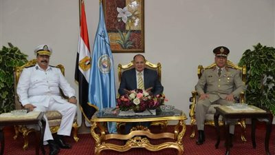 محافظ أسيوط يشارك في وضع إكليل الزهور على النصب التذكاري للشهداء