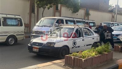 «شهامة وجدعنة».. مُسن يساعد سائق أجرة بعد تعطل سيارته بالطريق