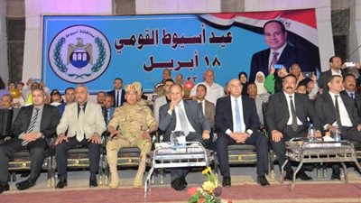 محافظ أسيوط يشهد احتفالية كرنفالية ومسيرة للشباب بمناسبة العيد القومى للمحافظة