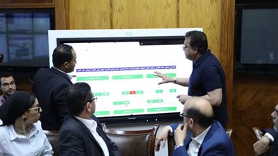 وزير الصحة يترأس غرفة الأزمات والطوارىء لاستعراض خطة التأمين الطبي في العيد