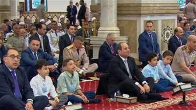 الرئيس السيسي يؤدي صلاة عيد الفطر المبارك في رحاب مسجد المشير طنطاوي