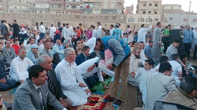 صور.. رئيس «سمالوط» وبرلمانيون يؤدون صلاة العيد ومتطوعو حياة كريمة يوزعون الحلوى بالمنيا 