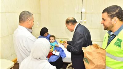 صور.. محافظ أسيوط يزور المرضى بمستشفيات الإيمان العام والشاملة للتهنئة بعيد الفطر 