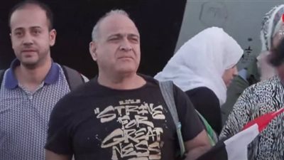 استقبال المصريين العائدين من السودان بالورود