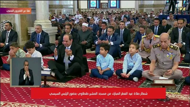 الرئيس السيسي يستمع