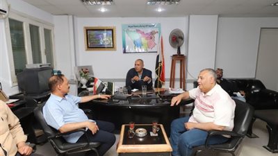 رئيس مياه أسيوط يناقش آليات تحسين الخدمات المقدمة للمواطنين بمركز ديروط