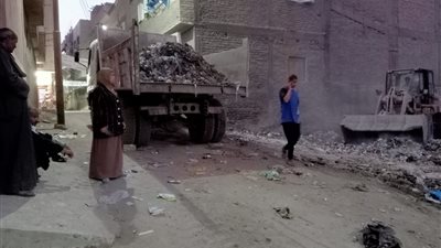 استمرار أعمال النظافة خلف كنيسة الكاثوليك في مركز القوصية بأسيوط