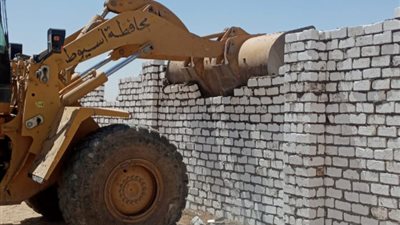 إزالة حالة تعدي على أرض زراعية بقرية عرب الجهمة في أسيوط
