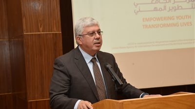 وزير التعليم العالي يشيد بإمكانيات المركز الجامعي للتطوير المهني بجامعة أسيوط