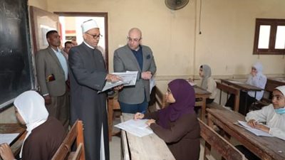محافظ بني سويف يتفقد أعمال امتحانات النقل بالمعاهد الأزهرية