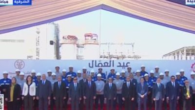 الرئيس السيسي يلتقط صورة تذكارية مع عمال مصنع الشرقية للسكر