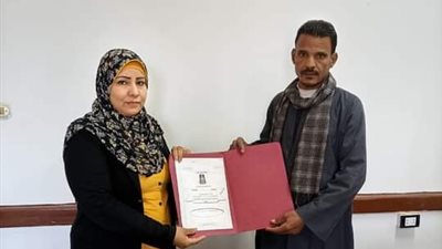 محافظ الوادي الجديد يسلم 32 منزل ريفي لأبناء مركز باريس 