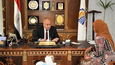 محافظ قنا يستقبل 75 مواطن بمكتبه لبحث شكواهم