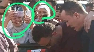 القصة الكاملة لصورة الفتاتين التي أثارت الجدل في جنازة مصطفى درويش