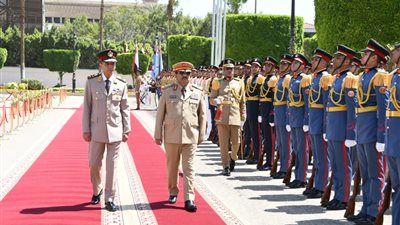 وزير الدفاع يستقبل نظيره اليمني لبحث التعاون العسكري ونقل الخبرات 