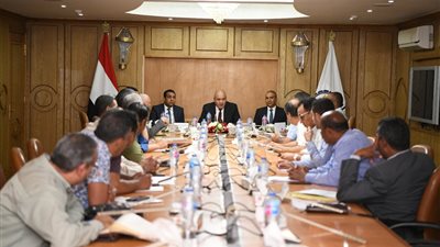 محافظ قنا يعقد اجتماعا طارئا لبحث شكاوى المواطنين 