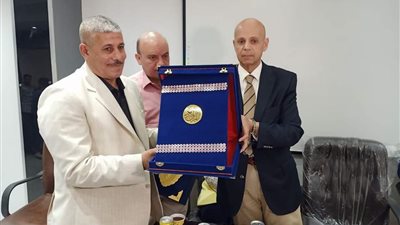 لبلوغه سن المعاش.. تكريم مراقب أول صحة البيئة بأبوكبير في الشرقية 