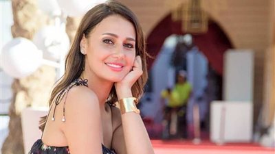 حلا شيحة تستشير جمهورها بشأن العودة للتمثيل مرة أخرى