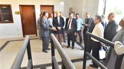 محافظ أسيوط ورئيس هيئة الأبنية التعليمية يتفقدان مجمع الخدمات الزراعية
