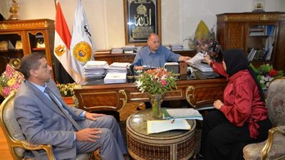 محافظ أسيوط يناقش آخر مستجدات المشروعات التنموية بقرى حياة كريمة 