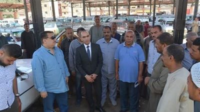نائب محافظ سوهاج يتفقد مواقف سيارات نقل الركاب