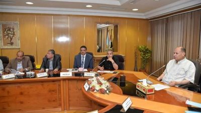 محافظ أسيوط يعقد اجتماعاً مع مسئولي الري وحماية النيل لمتابعة جهود إزالات التعديات