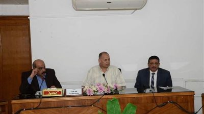 محافظ أسيوط يناقش تعظيم الاستفادة من الحديقة الدولية