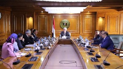 وزير التعليم العالي يناقش مع مسئول التعاون الدولي زيادة بعثات الباحثين المصريين