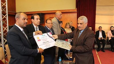 نائب رئيس اتحاد عمال مصر يكرم عددًا من القيادات بالشرقية