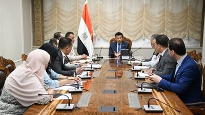 وزير الشباب والرياضة يبحث عدد من الملفات الاستثمارية والتسويقية