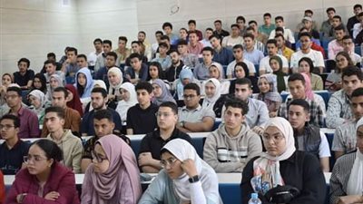 محافظ بورسعيد يزور الجامعة الأهلية ويشيد بمستوى التعليم