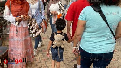كأنه الحبل السري.. حزام متصل بين أم وابنها خوفاً عليه من الضياع