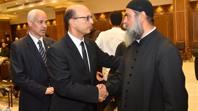 المنشاوى يقدم واجب العزاء في الأنبا كيرلس وليم مطران أسيوط للاقباط الكاثوليك 