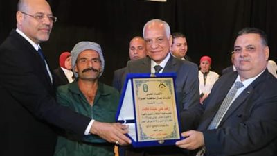 محافظ الجيزة يكرم 200 عامل متميز ويثمن دورهم في دفع عجلة التنمية