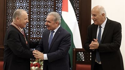 رئيس دولة فلسطين يمنح هاني أبو ريدة وسام نجمة القدس