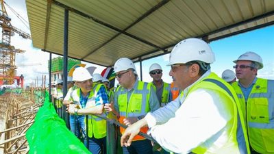 وزير الإسكان يتفقد سير العمل بمشروع سد ومحطة 