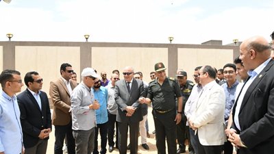 محافظ قنا يتفقد مشروع محطة التحكم الأرضية للقمر الصناعي المصري 