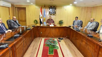 محافظ أسيوط يشدد على الشفافية في اختيار القيادات