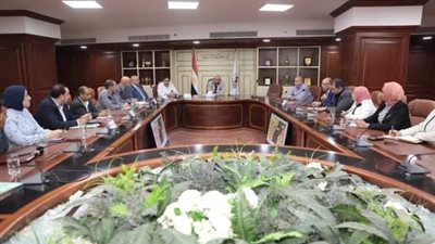 محافظ بني سويف يناقش مشروع مجمع استشفاءي بيئي بالحيبة