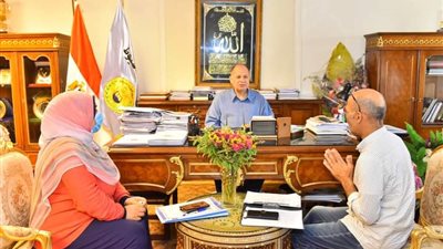 محافظ أسيوط يناقش مع المسؤولين الحلول لتنظيم وتقنين الإعلانات