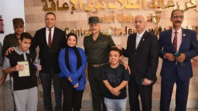 جامعة أسيوط تدعم الطلاب ذوي الهمم بتسليمهم شهادات الإعفاء من التجنيد