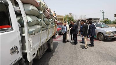 نائب محافظ المنيا يضبط سيارة محملة بـ 12 طن من محصول القمح