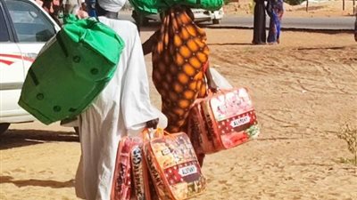 مركز الملك سلمان للإغاثة يوزع مساعدات إغاثية وغذائية للأسر في ولايات السودان