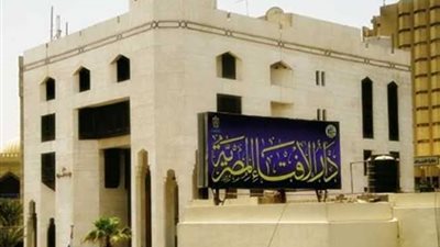 ما حكم المصافحة بعد الصلاة وقول حرماً؟.. الإفتاء تجيب