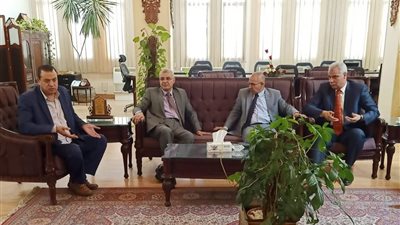 رئيس جامعة الزقازيق يلتقي بوكيل وزارة المالية الجديد ويهنئه بمنصبه