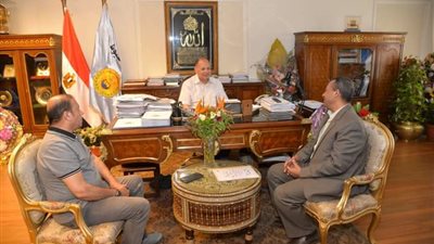 محافظ أسيوط يبحث خطط محو الأمية وتعليم الكبار لبناء الجمهورية الجديدة