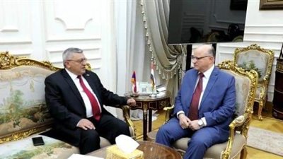 سفير أرمينيا يلتقى محافظ القاهرة ويهدى إليه صورة  لـ